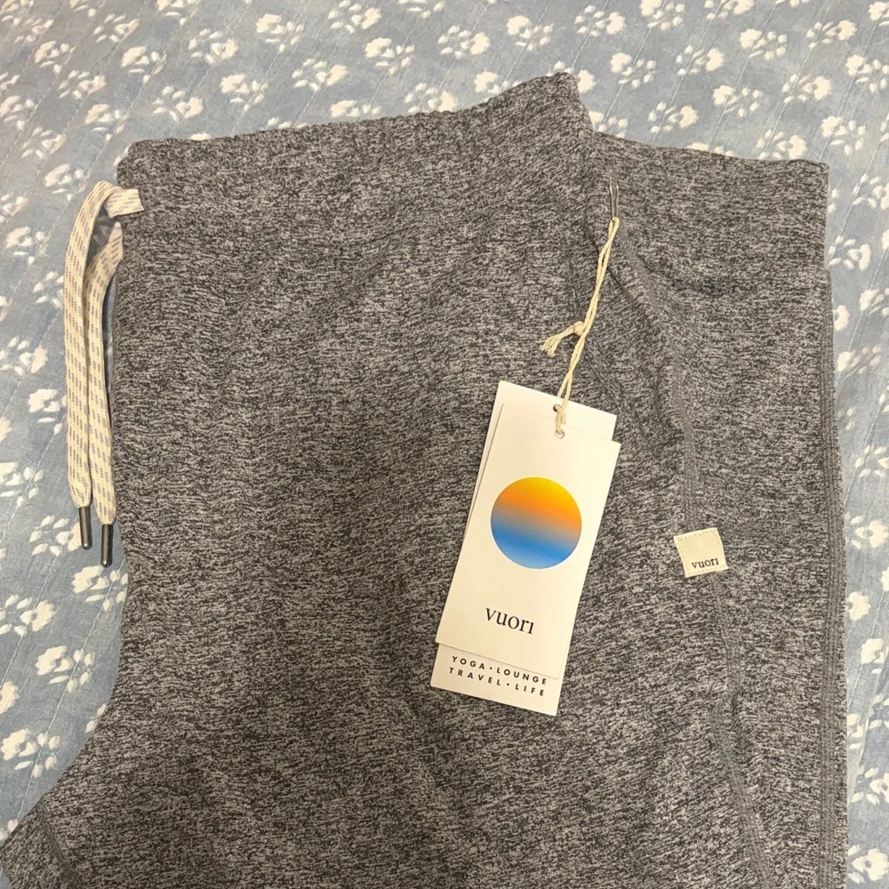 Vuori Performance Jogger in Heather Grey NEW WITH TAGS - Picture 3 of 3